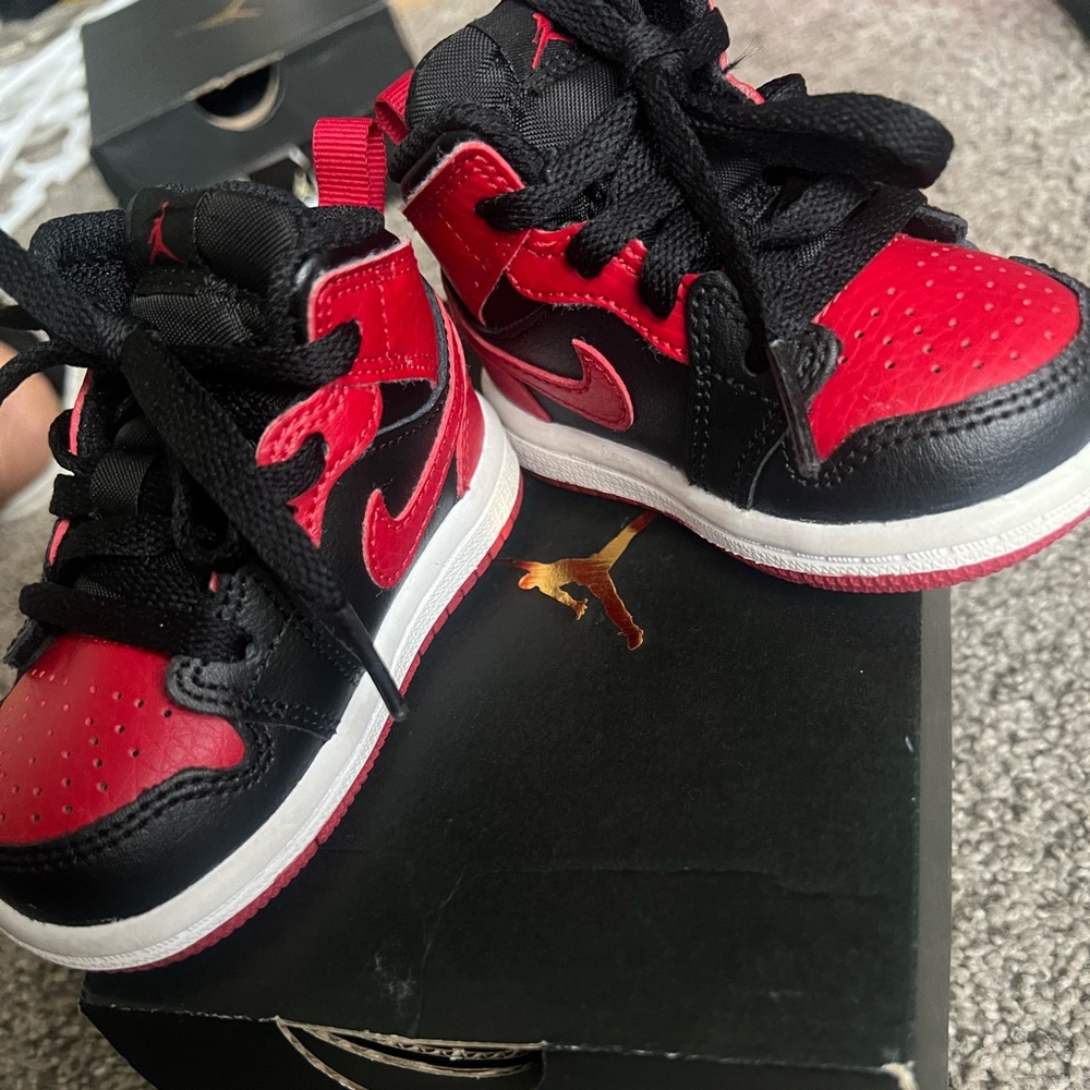 Jordan 1 MID toddler size 4